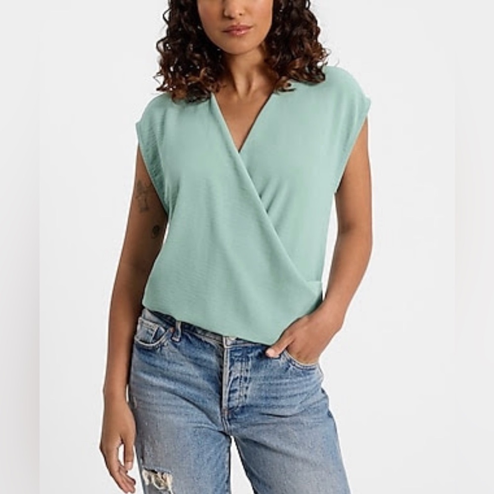 Express Women's Surplice Top Size XS Green V-Neck Cap Sleeve Made in USA NWT $48